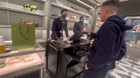 que faire pour etre vendeur chez gucci